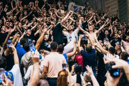 Jusuf Nurkic dans les tribunes avec les supporters de la Bosnie-Herzégovine