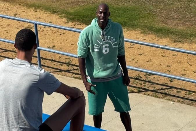 sur Le Roster. | Victor Wembanyama, le guide vers les playoffs Victor Wembanyama se rapproche de Kevin Garnett pour une collaboration mystérieuse