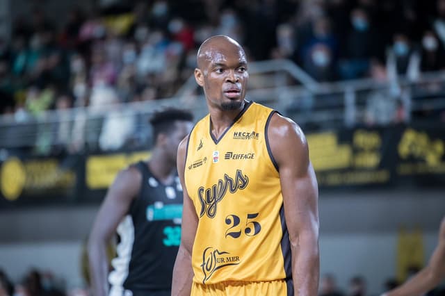 Saint-Quentin pense à Kevin Tumba pour remplacer Jordan Caroline, mais son profil divise
