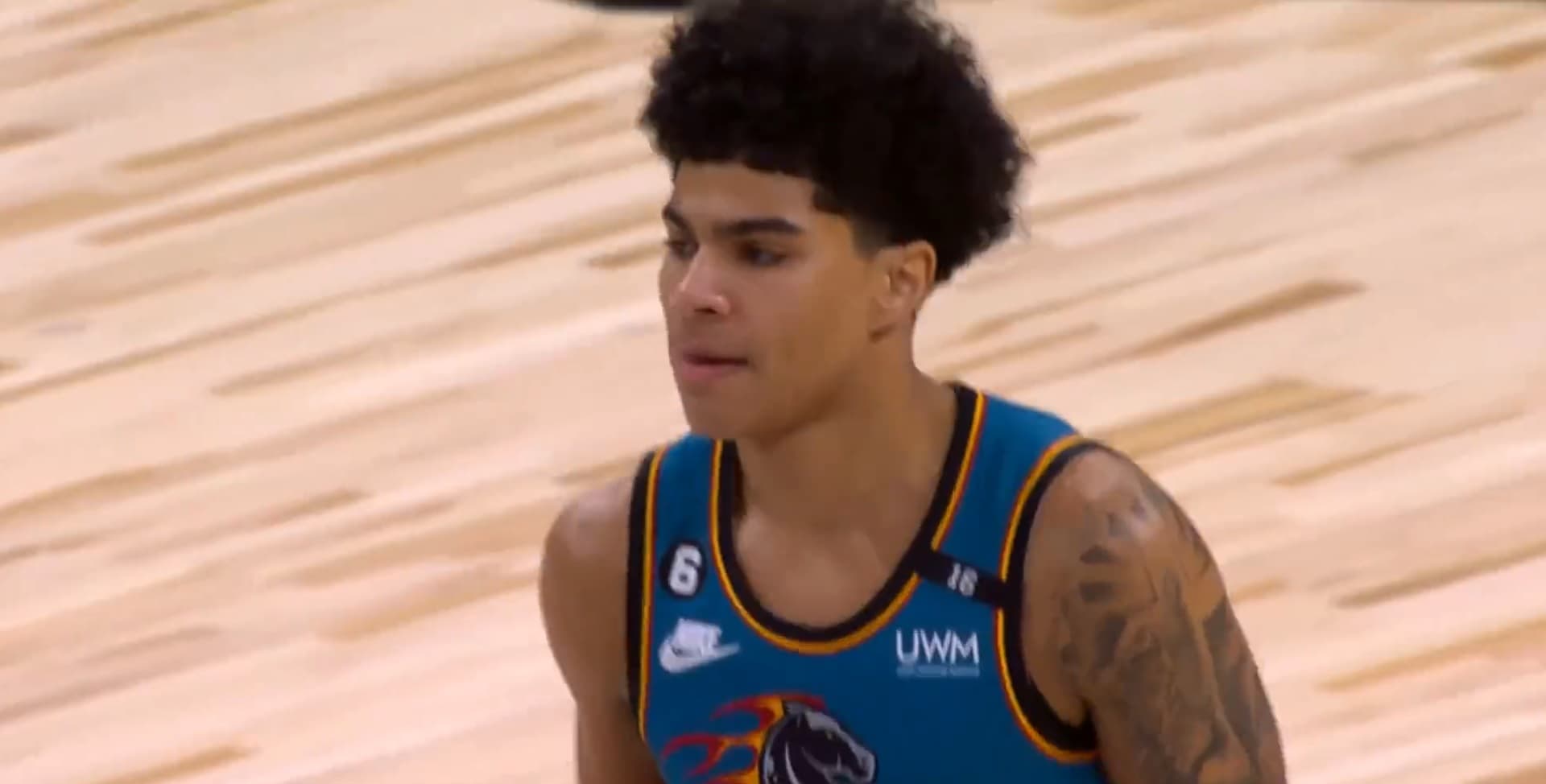 Killian Hayes dominé par Kyrie Irving