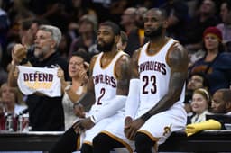 Kyrie Irving à droite de LeBron James lors du match 4 des finales NBA 2017 contre les Golden State Warriors
