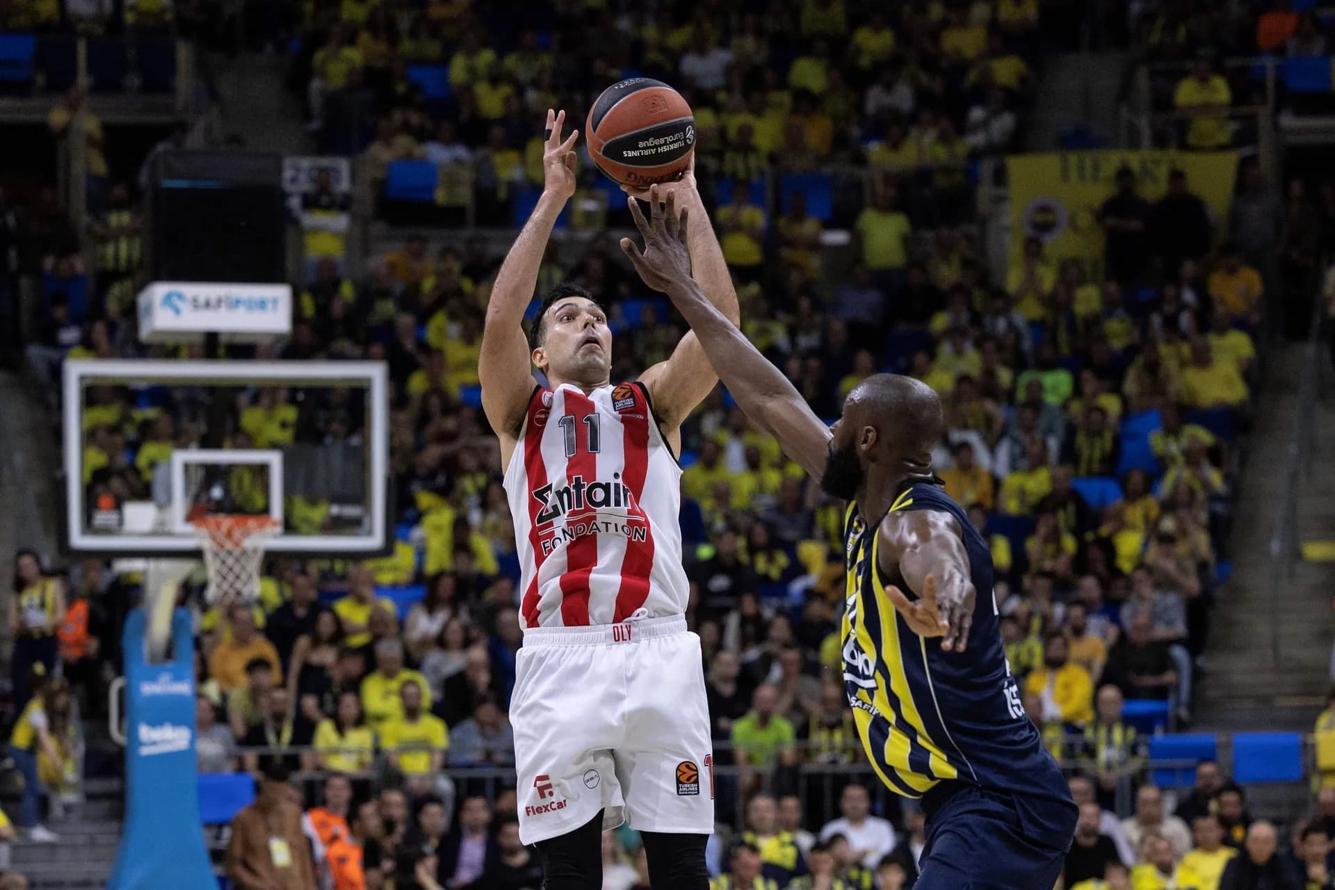 Kostas Sloukas réussit un énorme buzzer beater et l’Olympiakos reprend le dessus