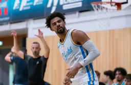Bathiste Tchouaffé avec le nouveau maillot d'Antibes pour la saison 2026-2027.