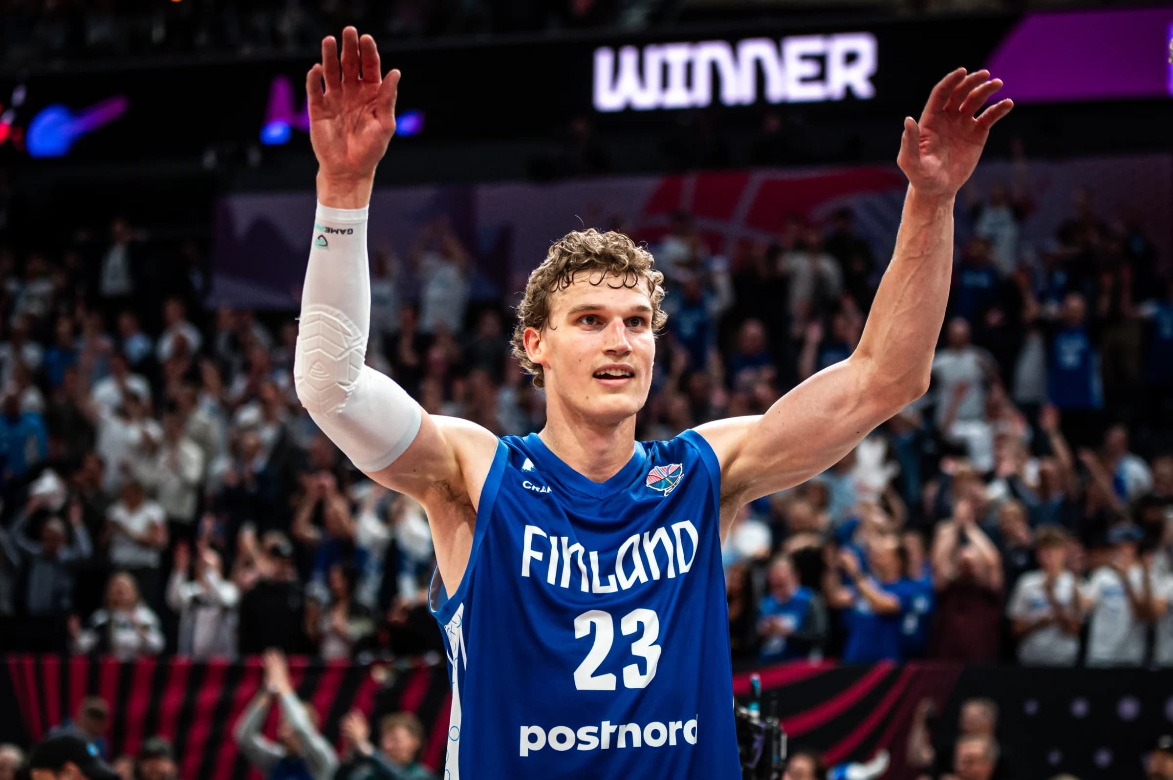 Markkanen mène la Finlande vers les huitièmes de finale avec un double-double