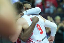 Le capitaine Mateusz Ponitka et Jordan Loyd se prennent dans les bras après la victoire de la Pologne contre Israël
