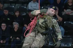 Le militaire n'a pas pu descendre jusqu'au parquet, pour effectuer l'entre-deux fictif de Boulazac - Chalon en Betclic ELITE