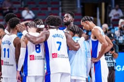 L'équipe de France dans le rond central après la défaite contre la Géorgie, écoute le message du capitaine Guerschon Yabusele