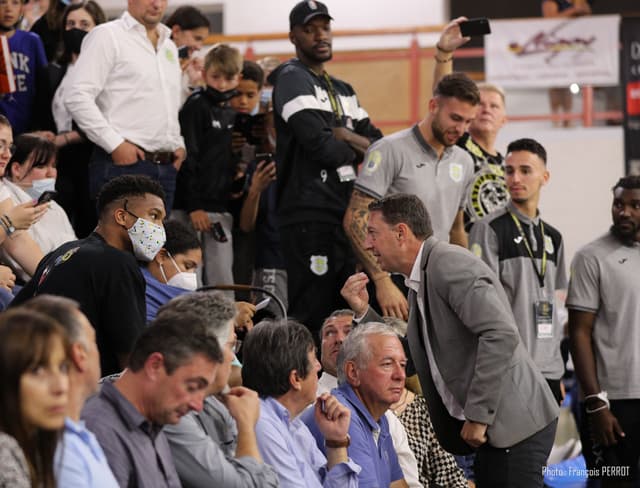 Les coulisses de la venue de Giannis Antetokounmpo à Feurs : « Vous avez votre pass sanitaire ? »