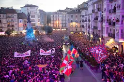 Les joueurs de Baskonia ont été accueillis en héros à Vitoria
