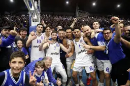 Les joueurs de l'Iraklis BC devant leurs fans