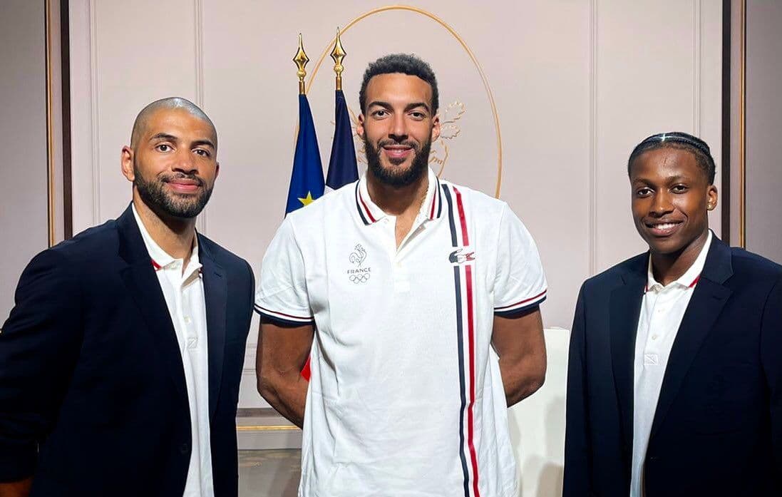 Les membres des équipes de France de basket reçus à l’Elysée