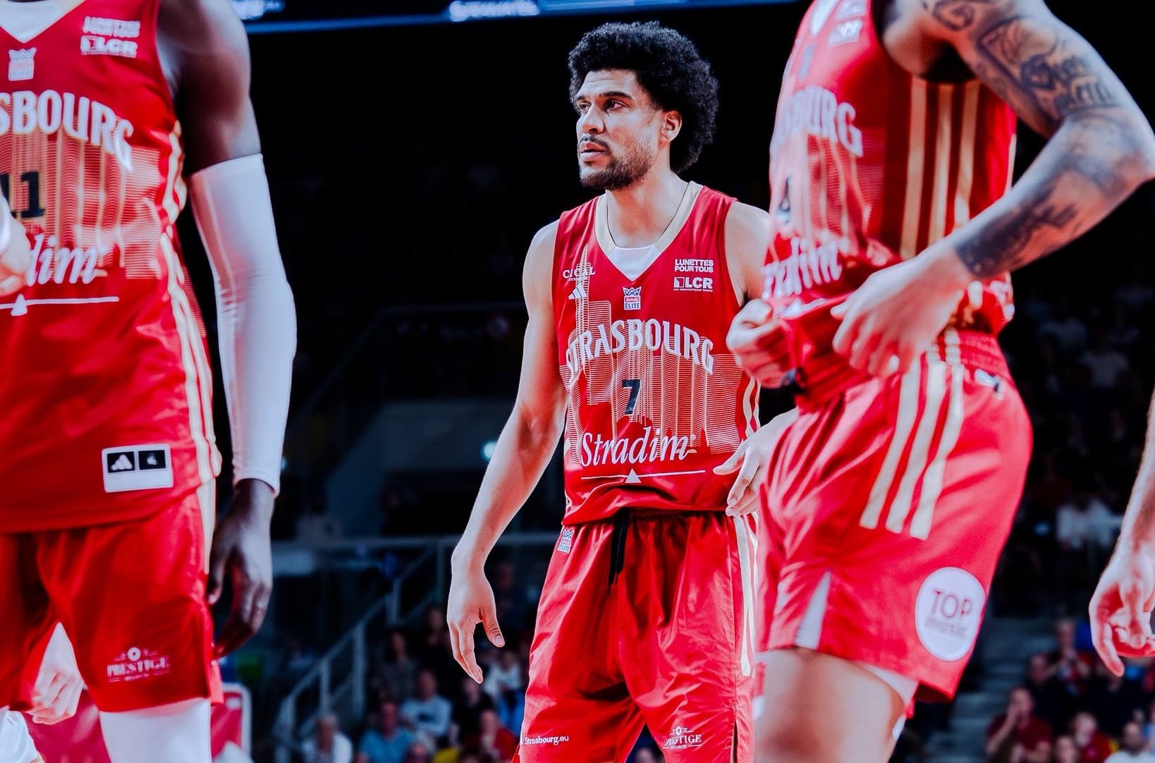 Louis Labeyrie prolonge ; privé d’un nouveau joueur, Strasbourg conserve l’international français