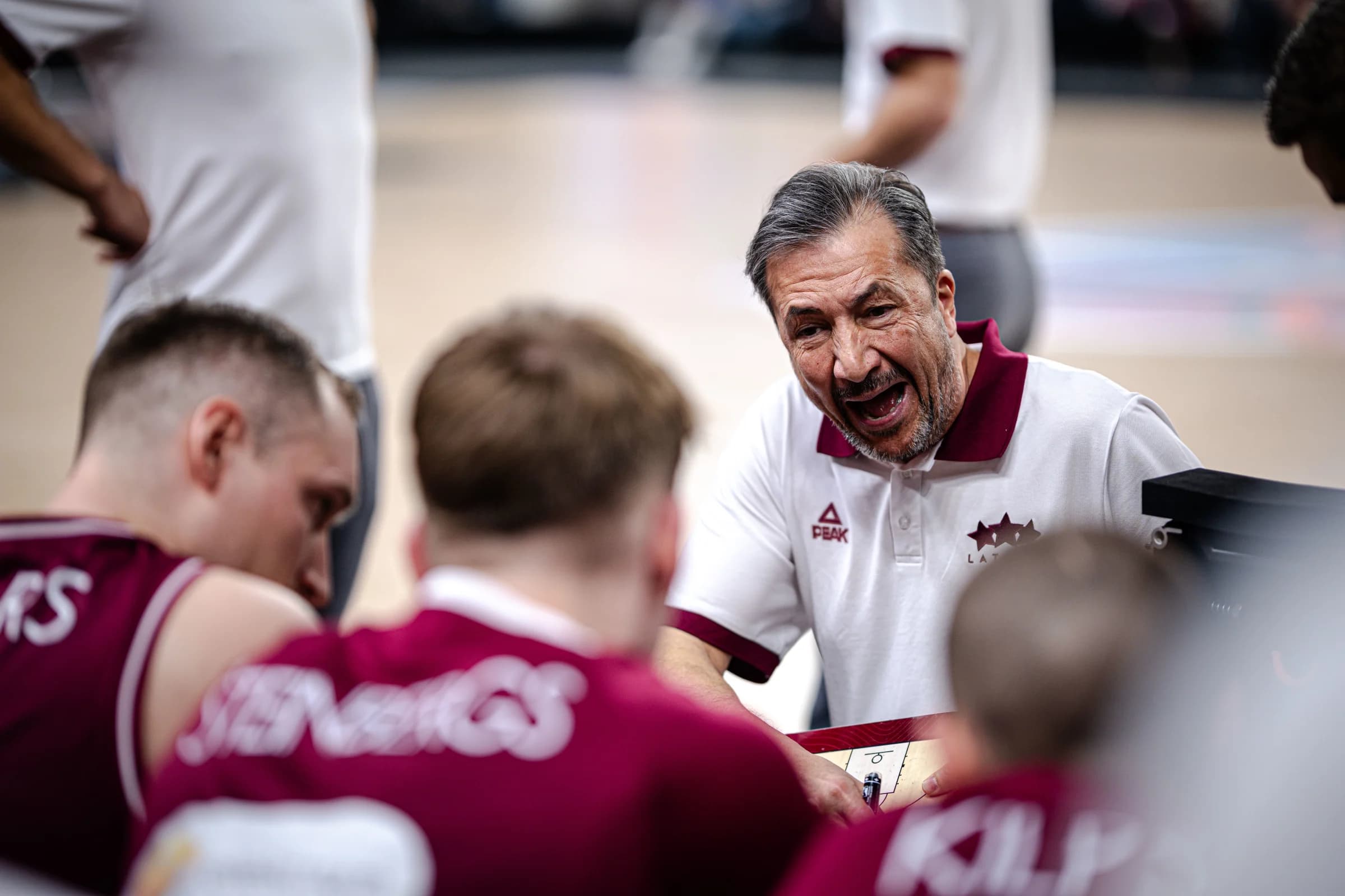 L’Anadolu Efes soutient Luca Banchi malgré les rumeurs de départ