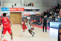 Lucas Demahis-Ballou déborde Donovan Donaldson, qu'il devrait remplacer à Aix-Maurienne