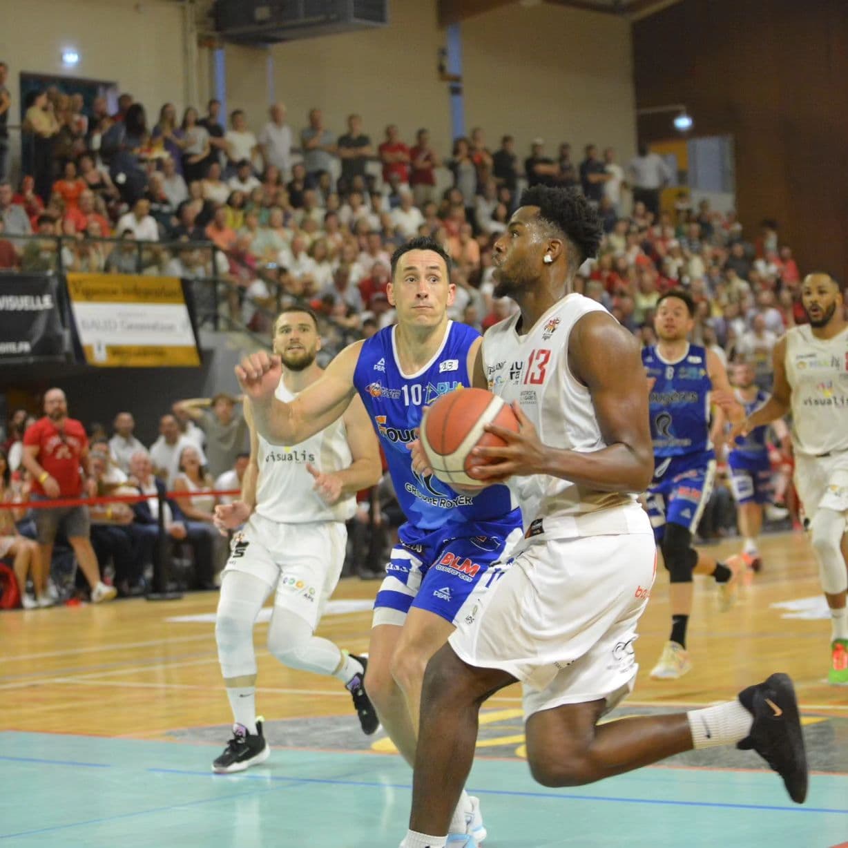Marc Kwedi file à Besançon