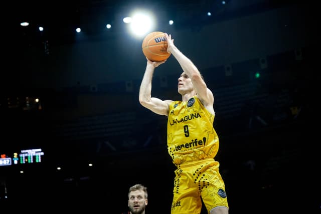 Sollicité par Paris pour coacher, Marcelinho Huertas prolonge en tant que joueur à Tenerife