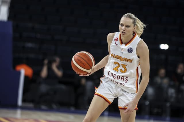 Les débuts timides aux tirs mais altruistes de Marine Johannès avec son nouveau club en EuroLeague