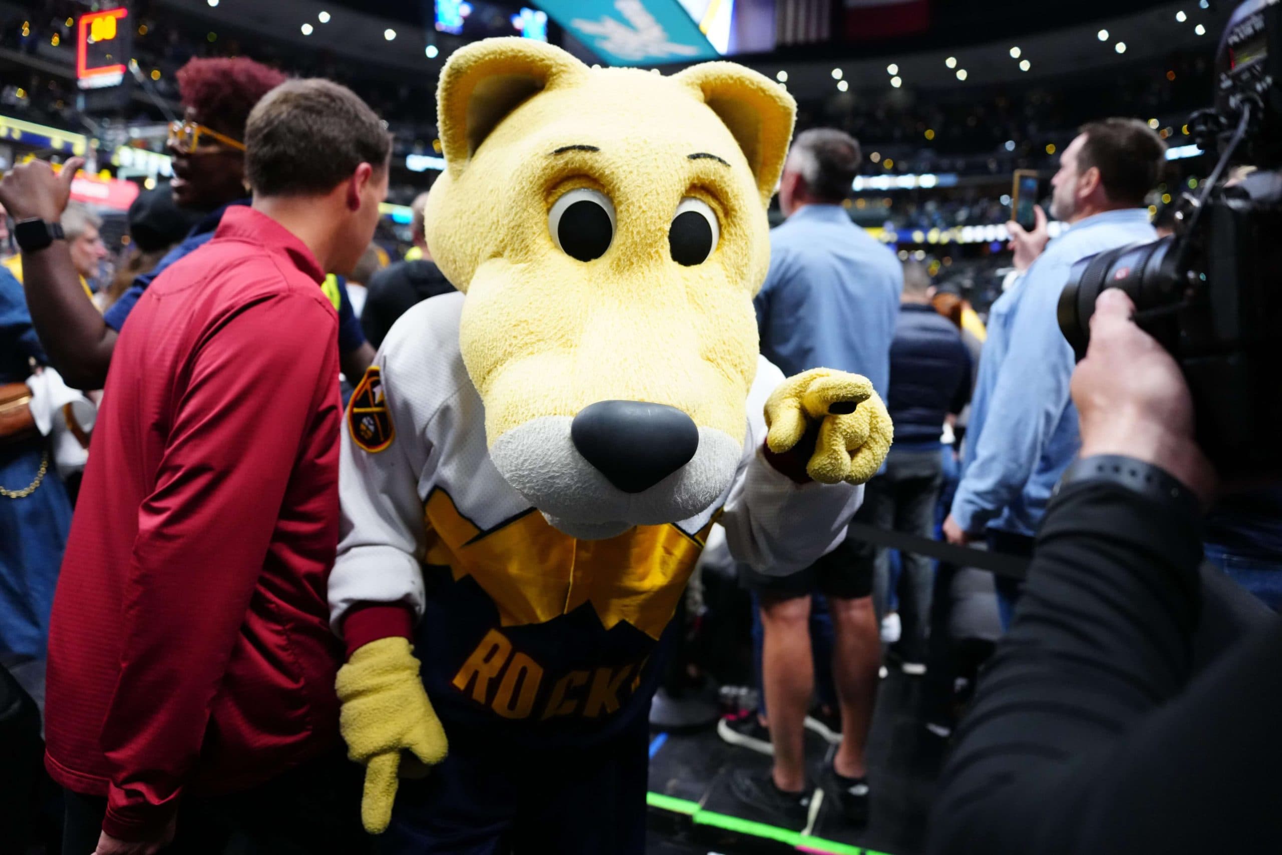 Après 30 ans de légende familiale, il pensait être intouchable : les Nuggets l’ont éjecté sans ménagement