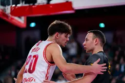 Mathéo Leray en discussion avec un arbitre lors de Bourg - Chalon fin décembre