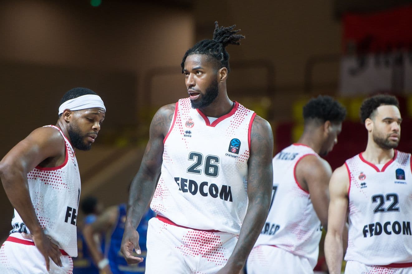Mathias Lessort discute avec le Partizan Belgrade