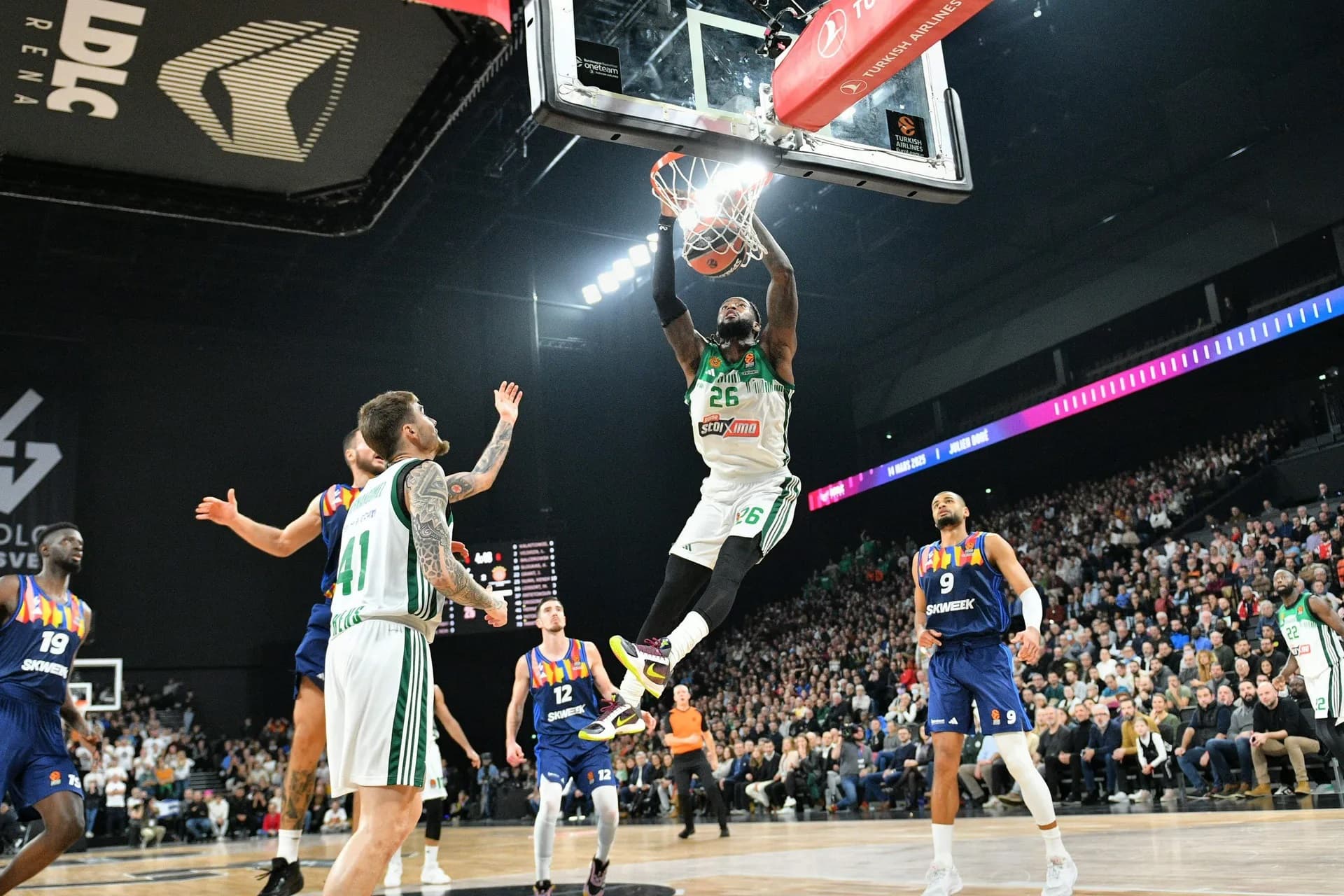Mathias Lessort rassure les fans après sa sortie sur blessure