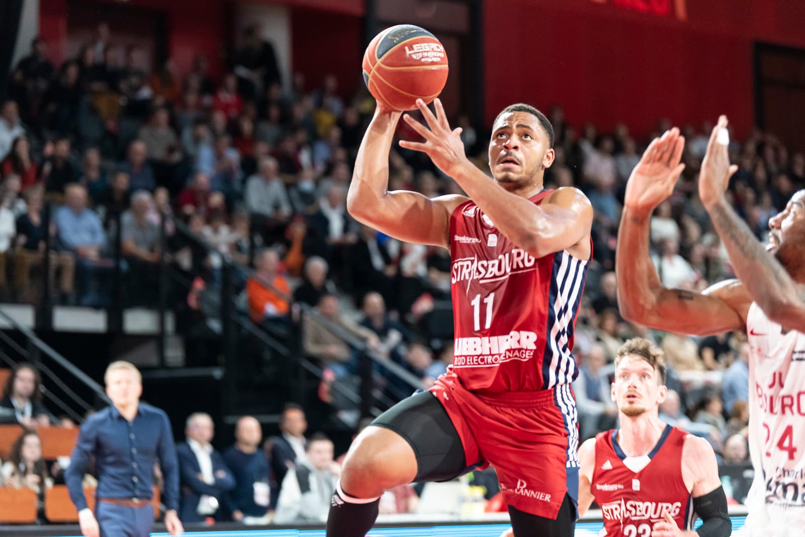 Matt Mitchell suit Jonah Mathews au Besiktas Istanbul