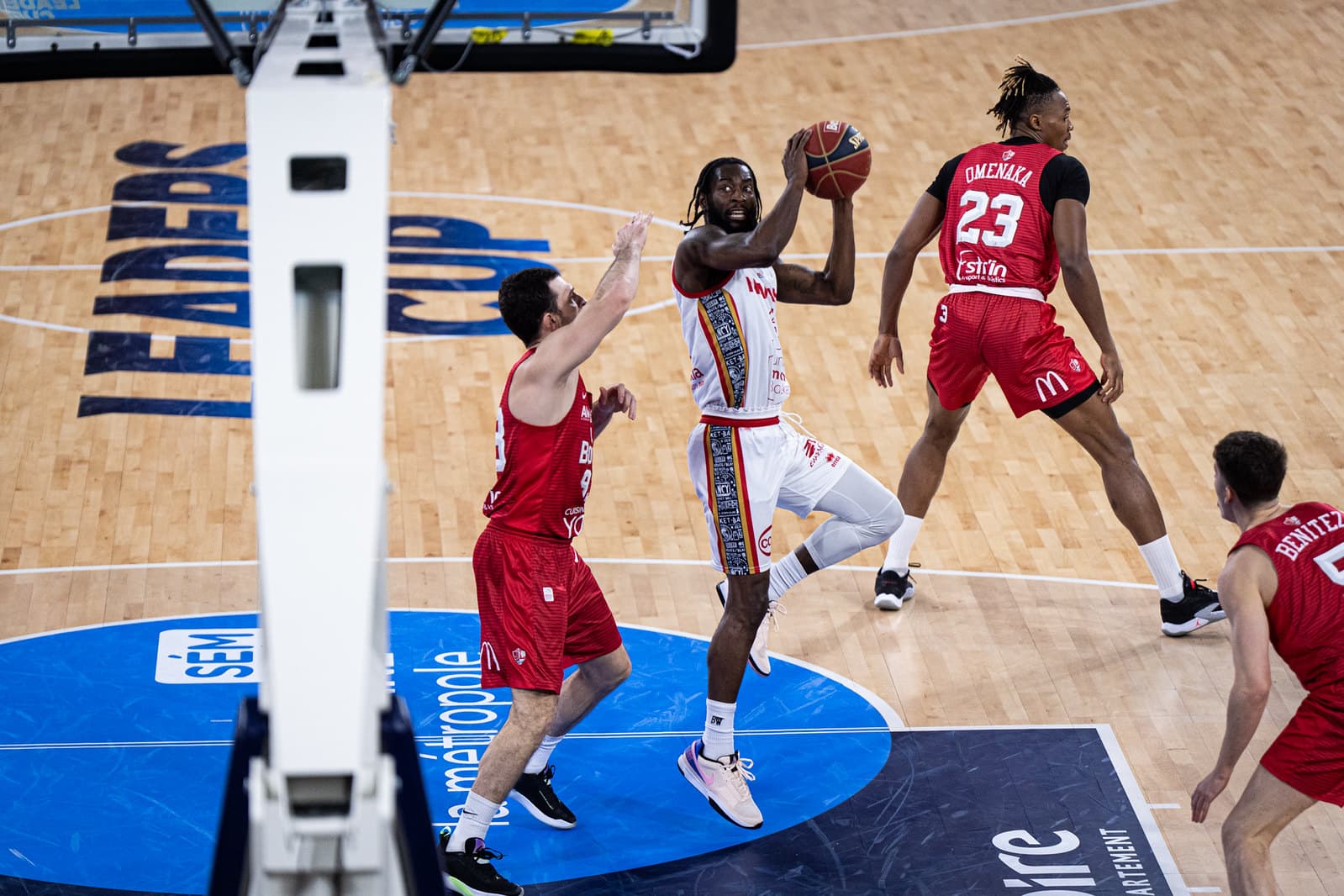 Matt Mobley à la relance à Szczecin