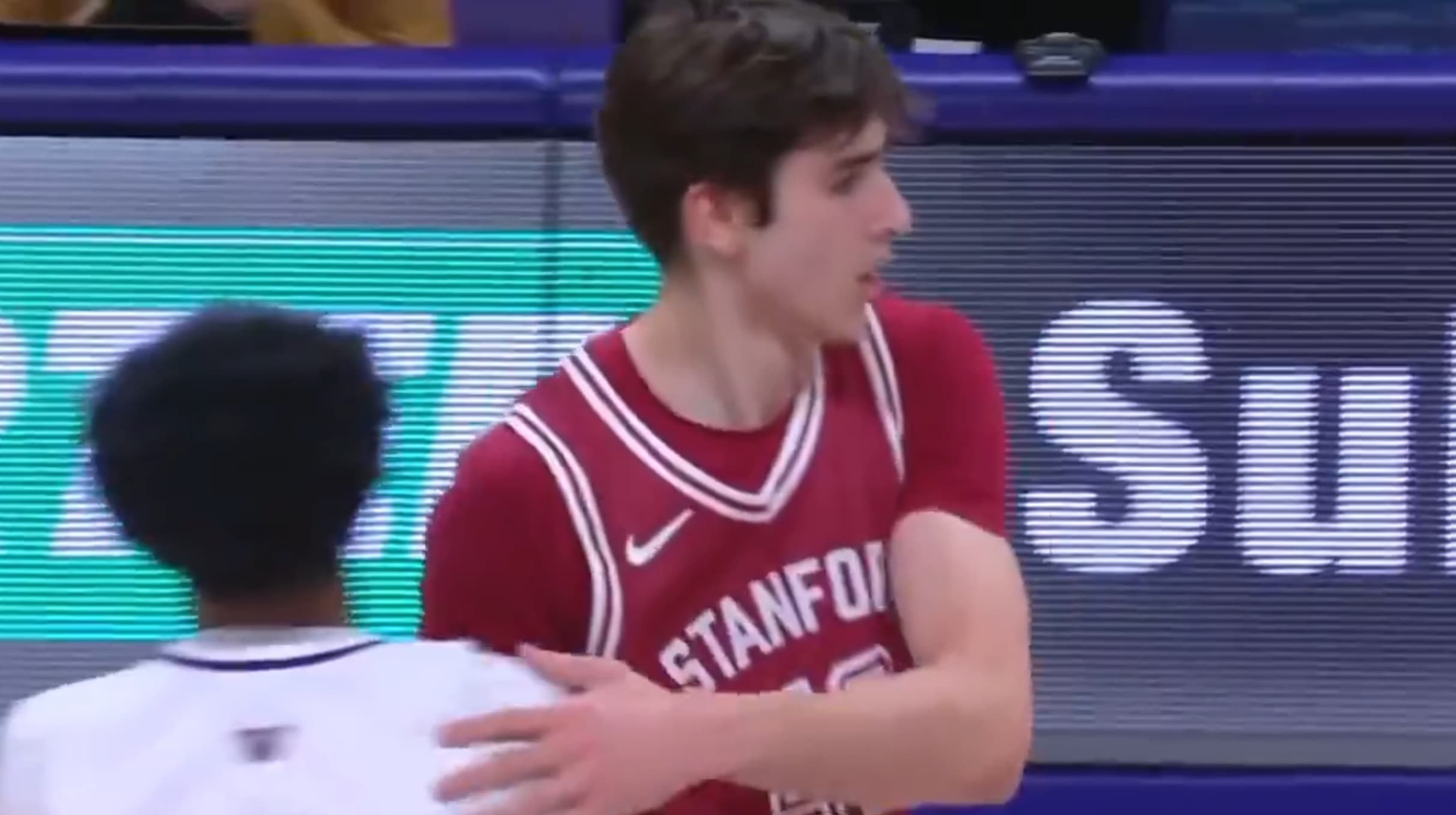 Malgré le 12e double-double de Maxime Raynaud, Stanford prend une claque à Washington