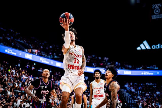 Monaco revient à 1-1 : Matthew Strazel et Elie Okobo (39 points) étrillent le Paris Basketball et relancent la finale