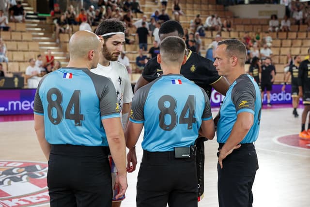 Pourquoi les arbitres de la finale de Betclic ÉLITE portent-ils le numéro 84 dans leur dos ?