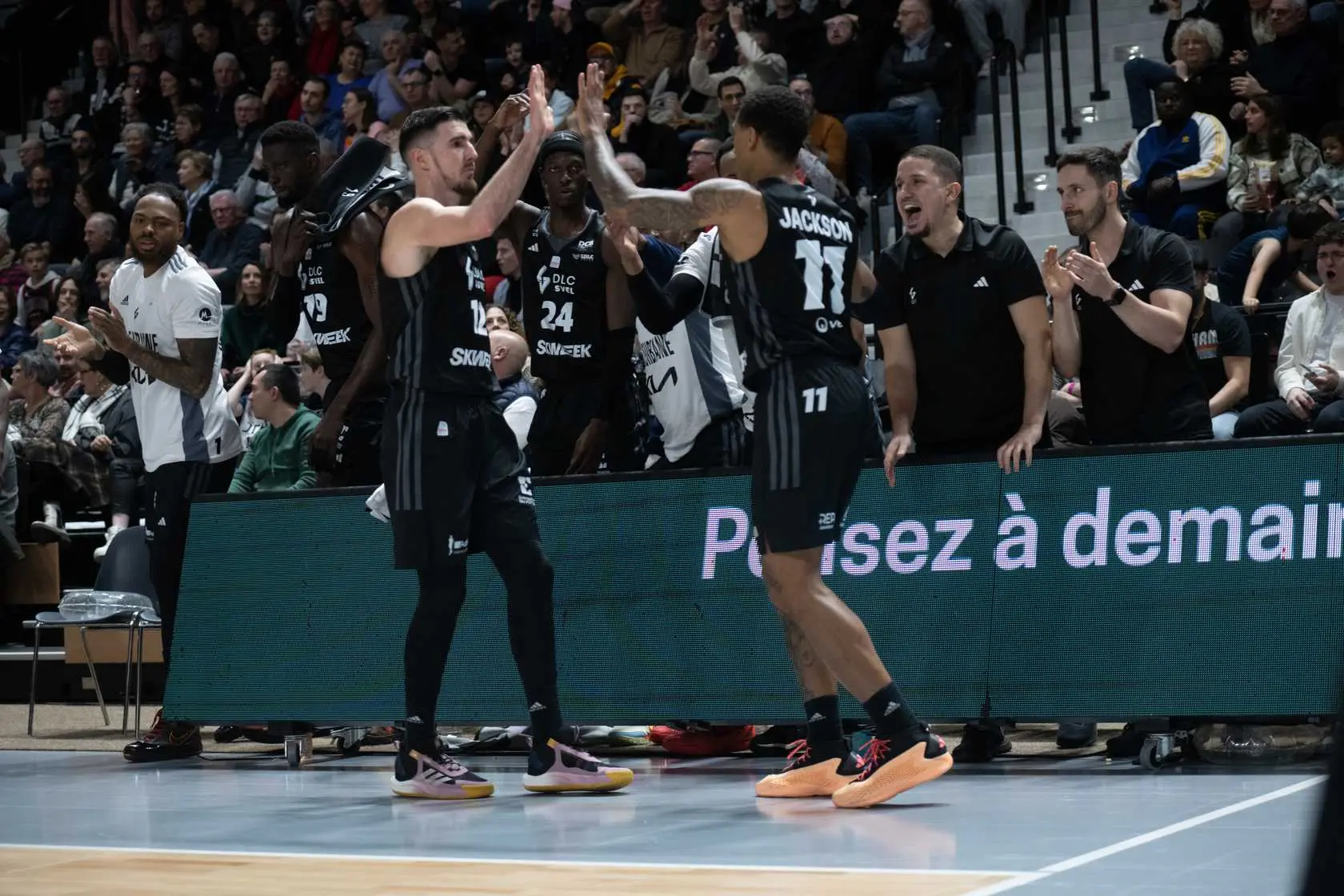 « Pour les jeunes qui veulent apprendre le vrai basket, regardez, inspirez-vous de Nando De Colo ! » : l’hommage-plaidoyer d’Edwin Jackson