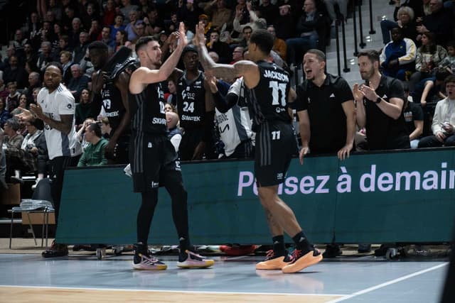 « Pour les jeunes qui veulent apprendre le vrai basket, regardez, inspirez-vous de Nando De Colo ! » : l’hommage-plaidoyer d’Edwin Jackson