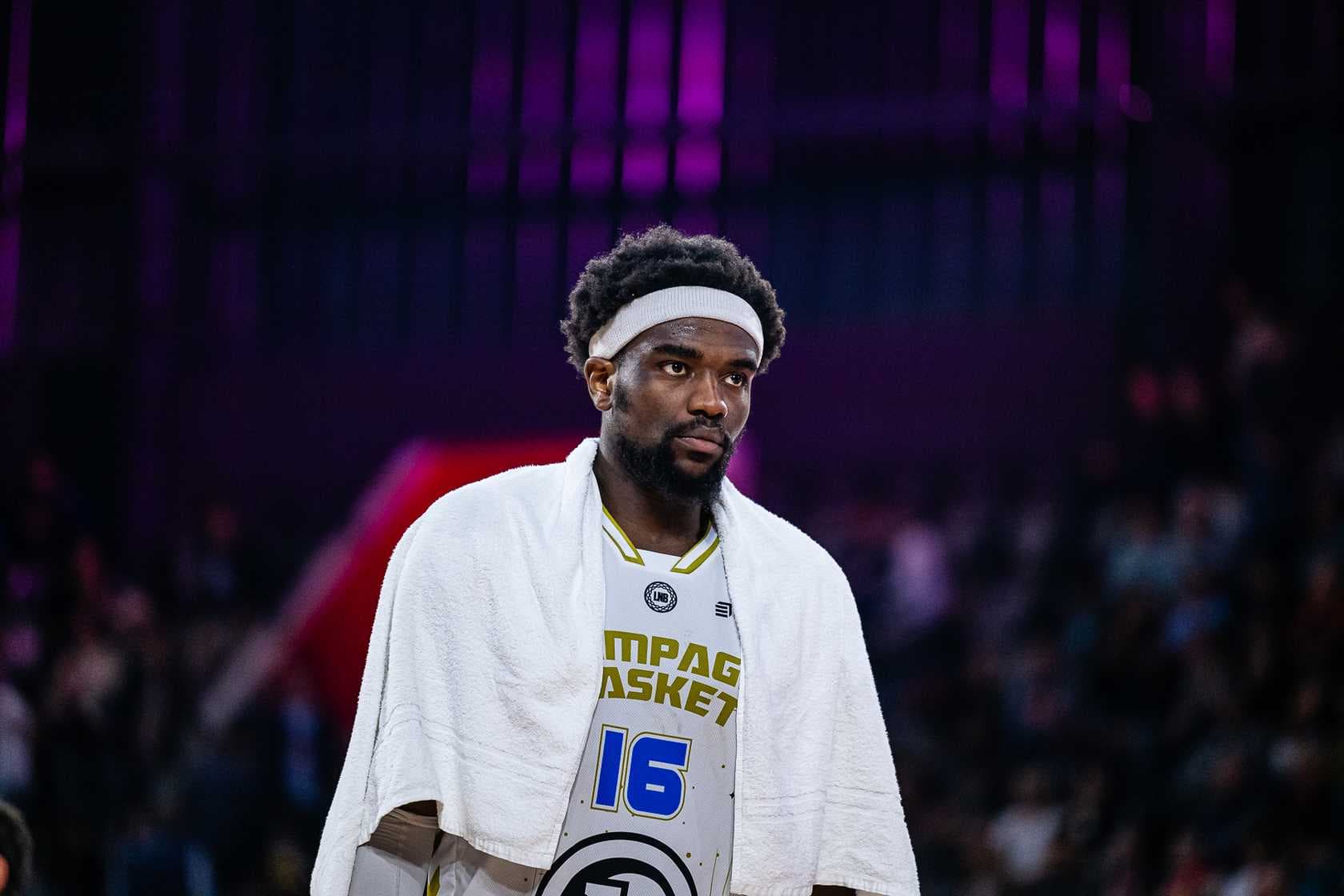 La blessure évitable de Samuel Eyango-Dingo : main fracturée en frappant un panneau publicitaire…