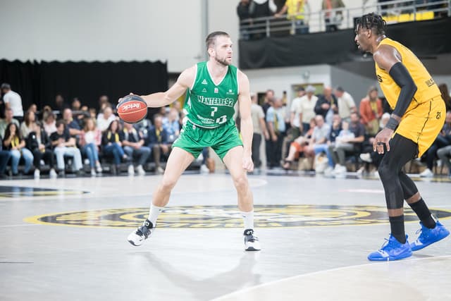 Miralem Halilovic suit son ami Justin Bibbins au Dinamo Sassari