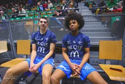 Morgan Selebangue à droite d'un autre pensionnaire du centre de formation de Blois, Sacha Defoundoux, responsabilisé avec l'équipe professionnelle