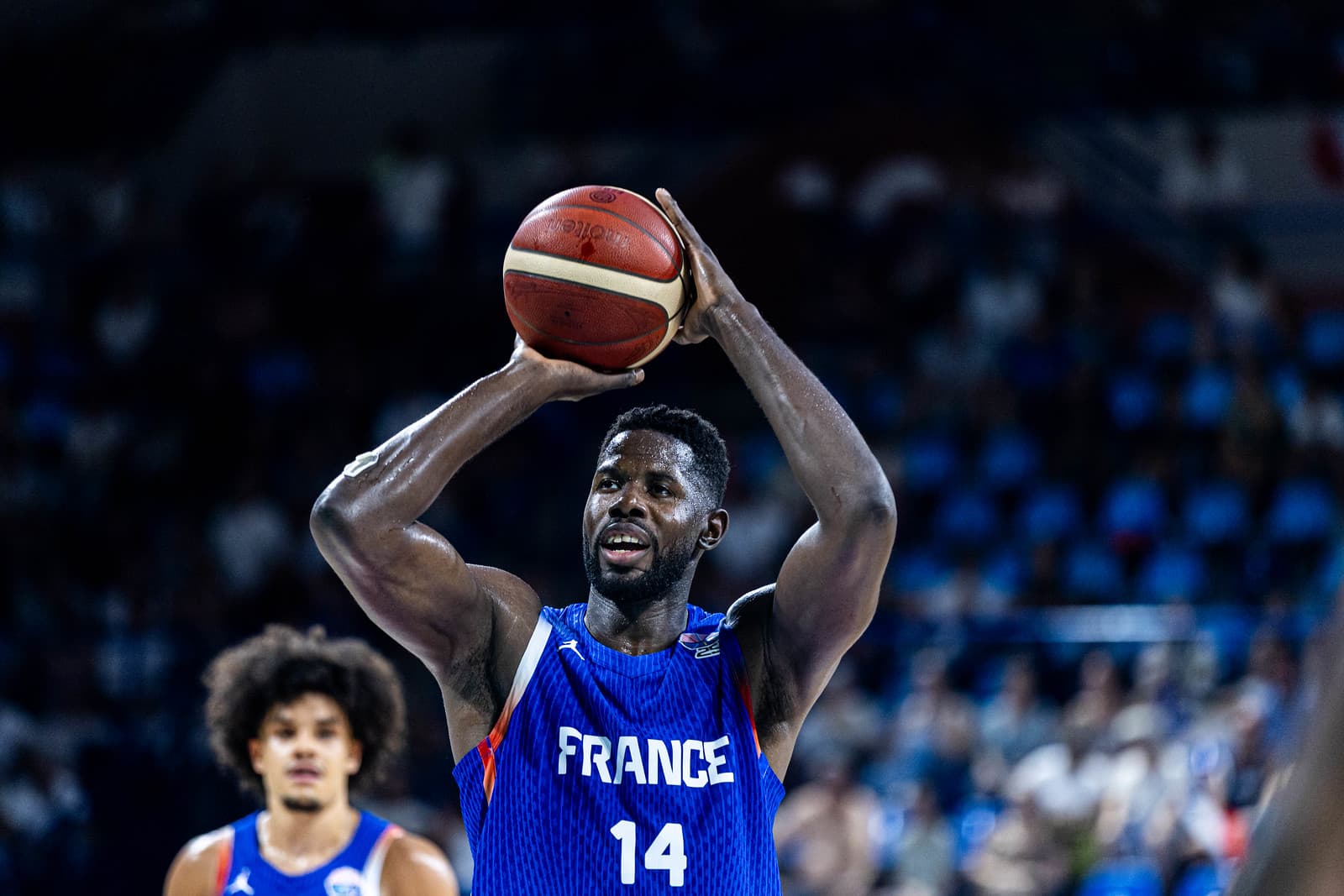 « Trouver le juste milieu entre impact et discipline » : Propulsé pivot n°1 des Bleus, Jaiteh doit éviter les fautes rapides