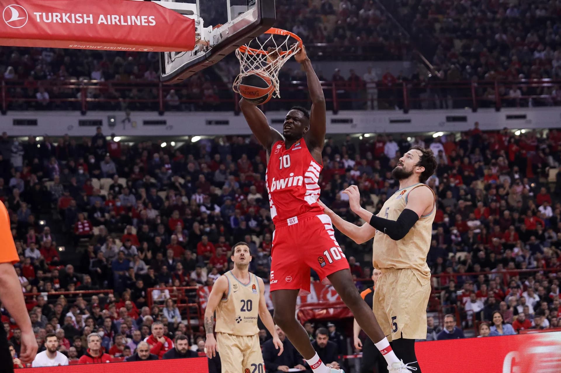 L’Olympiakos remporte le choc contre Barcelone, Madrid battu sur le buzzer