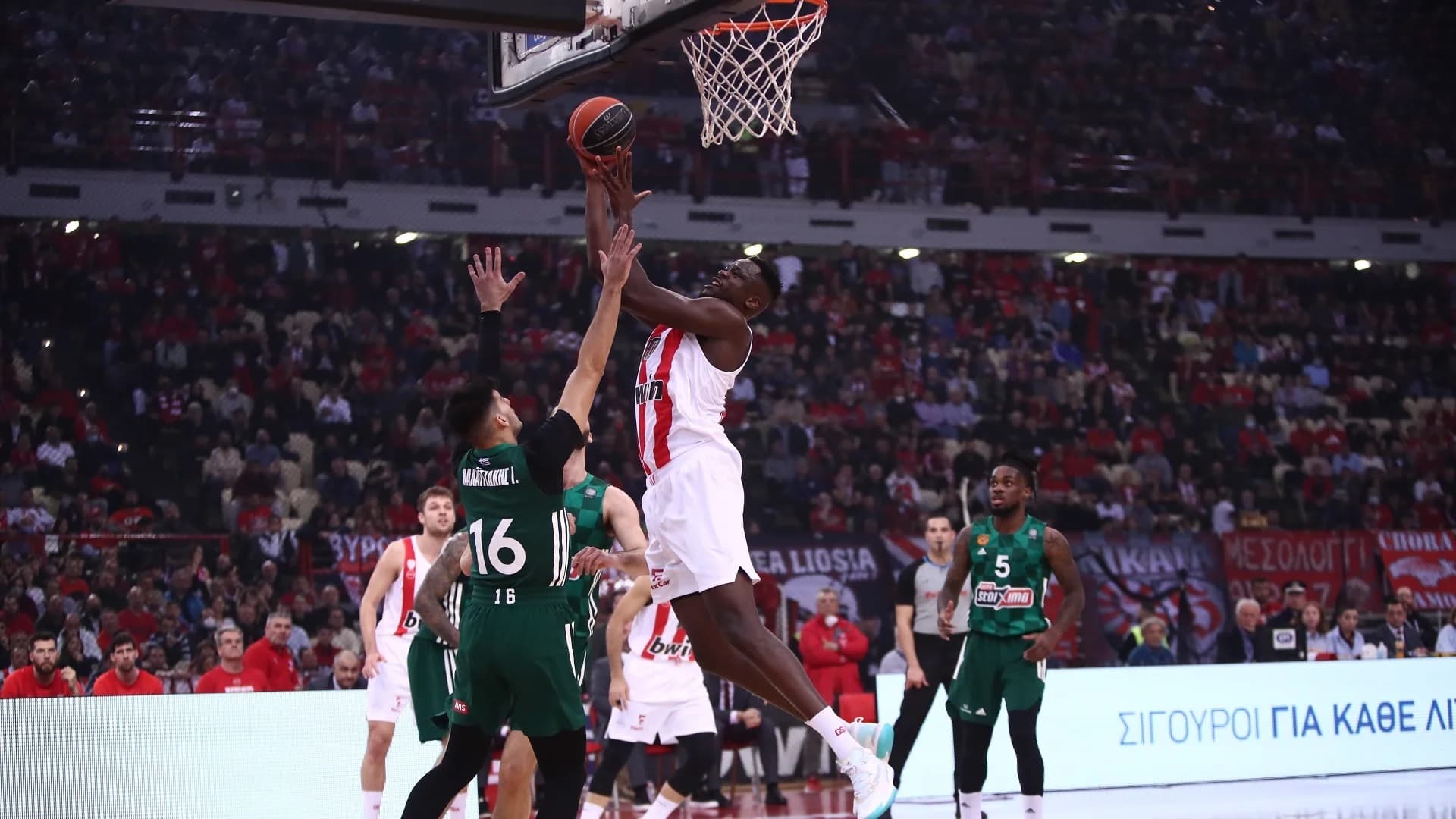 Moustapha Fall dominant dans le derby contre le Panathinaikos