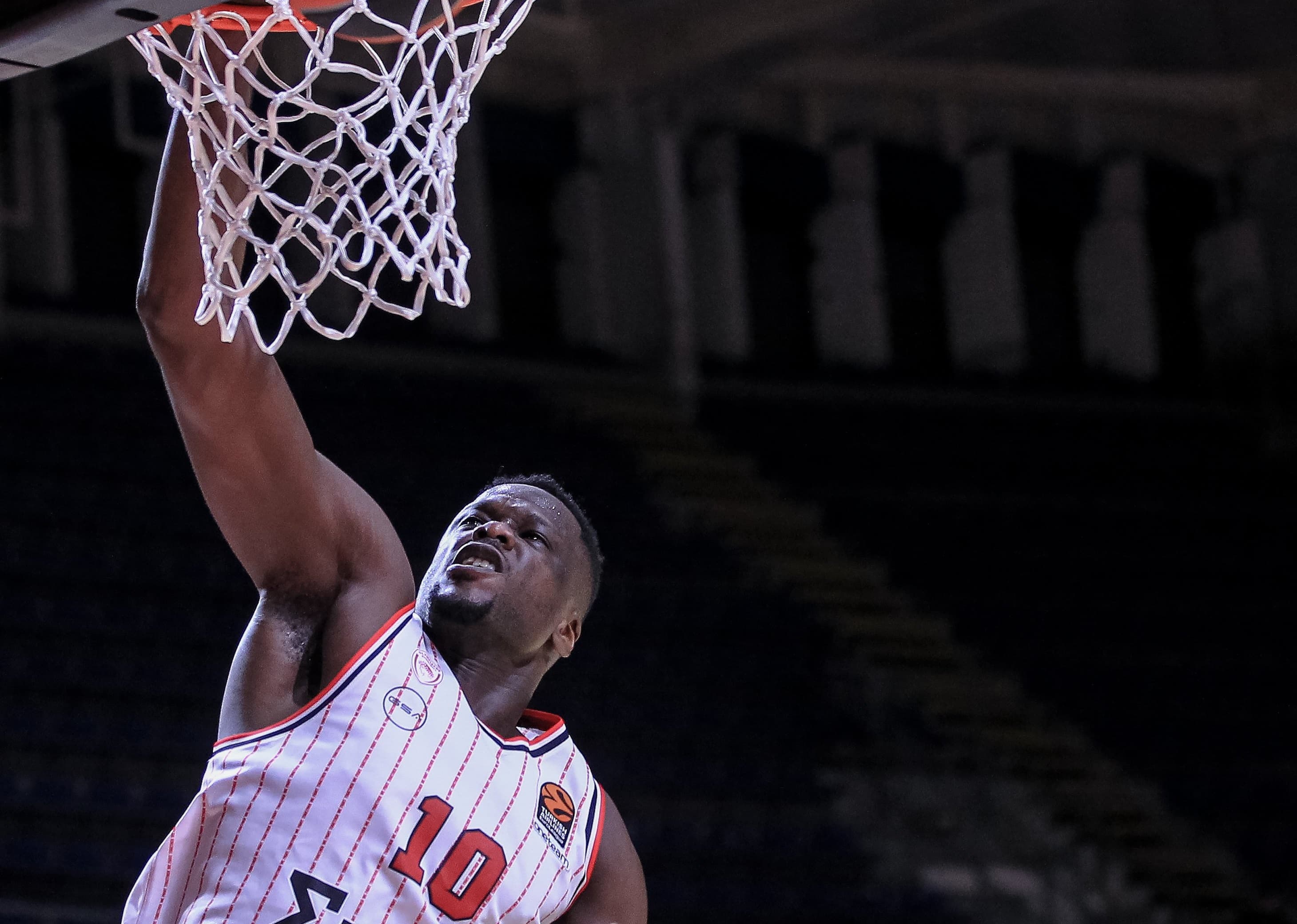 Moustapha Fall martyrise la raquette de l’Étoile Rouge