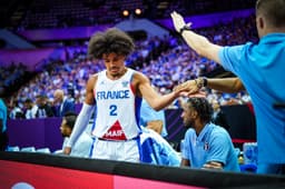 Nadir Hifi a retrouvé le terrain et le panier avec l'équipe de France, contre l'Islande