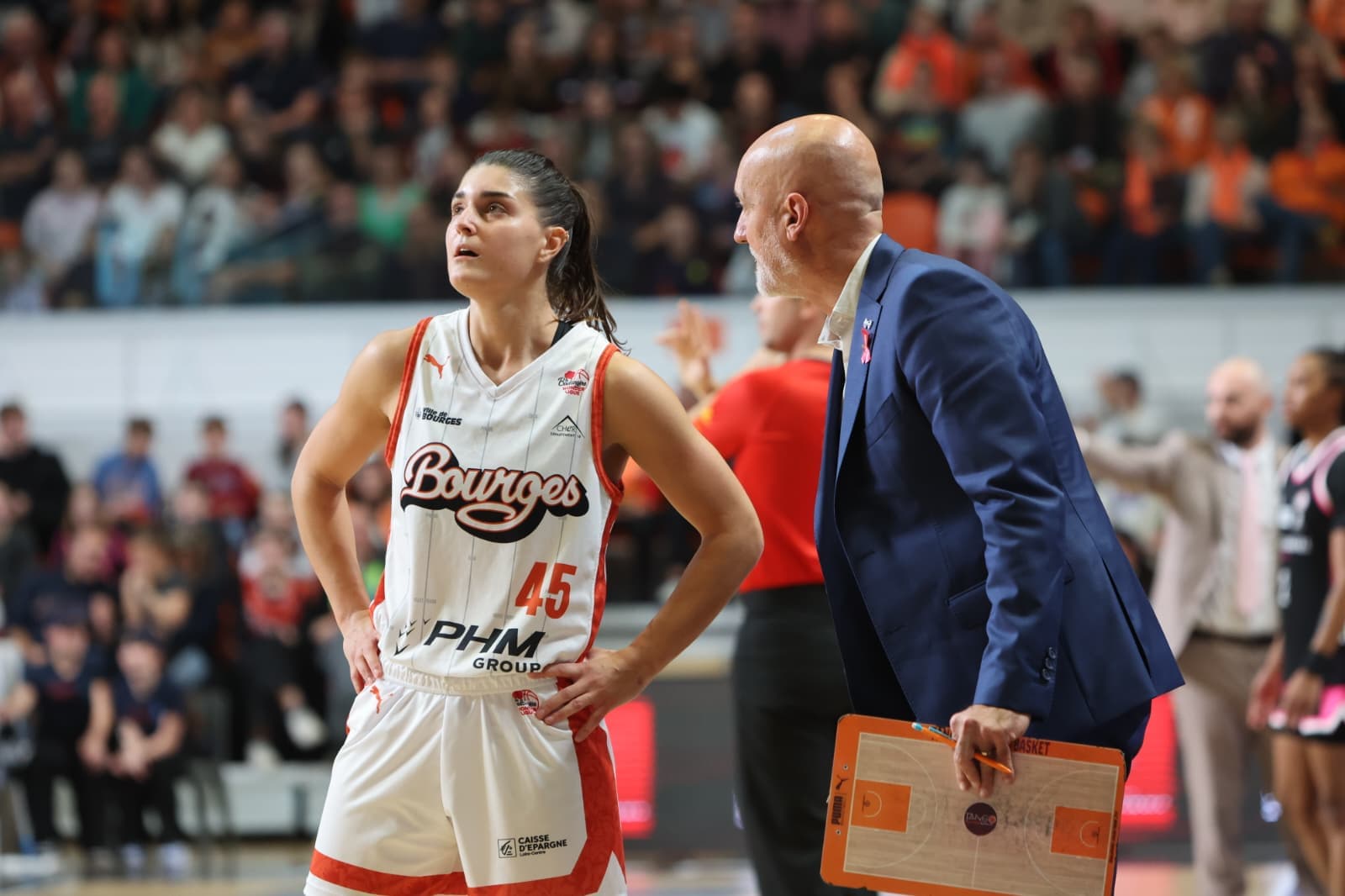 Blessée en sélection nationale, la meneuse de Bourges est out plusieurs mois