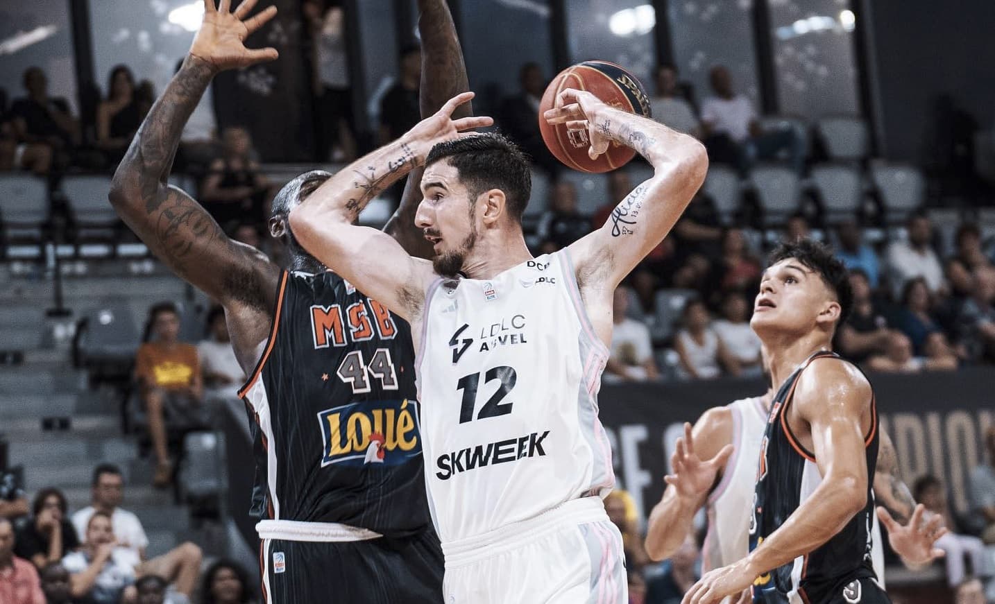 T.J. Parker se demande si « Nando De Colo est respecté comme il devrait l’être » par les arbitres