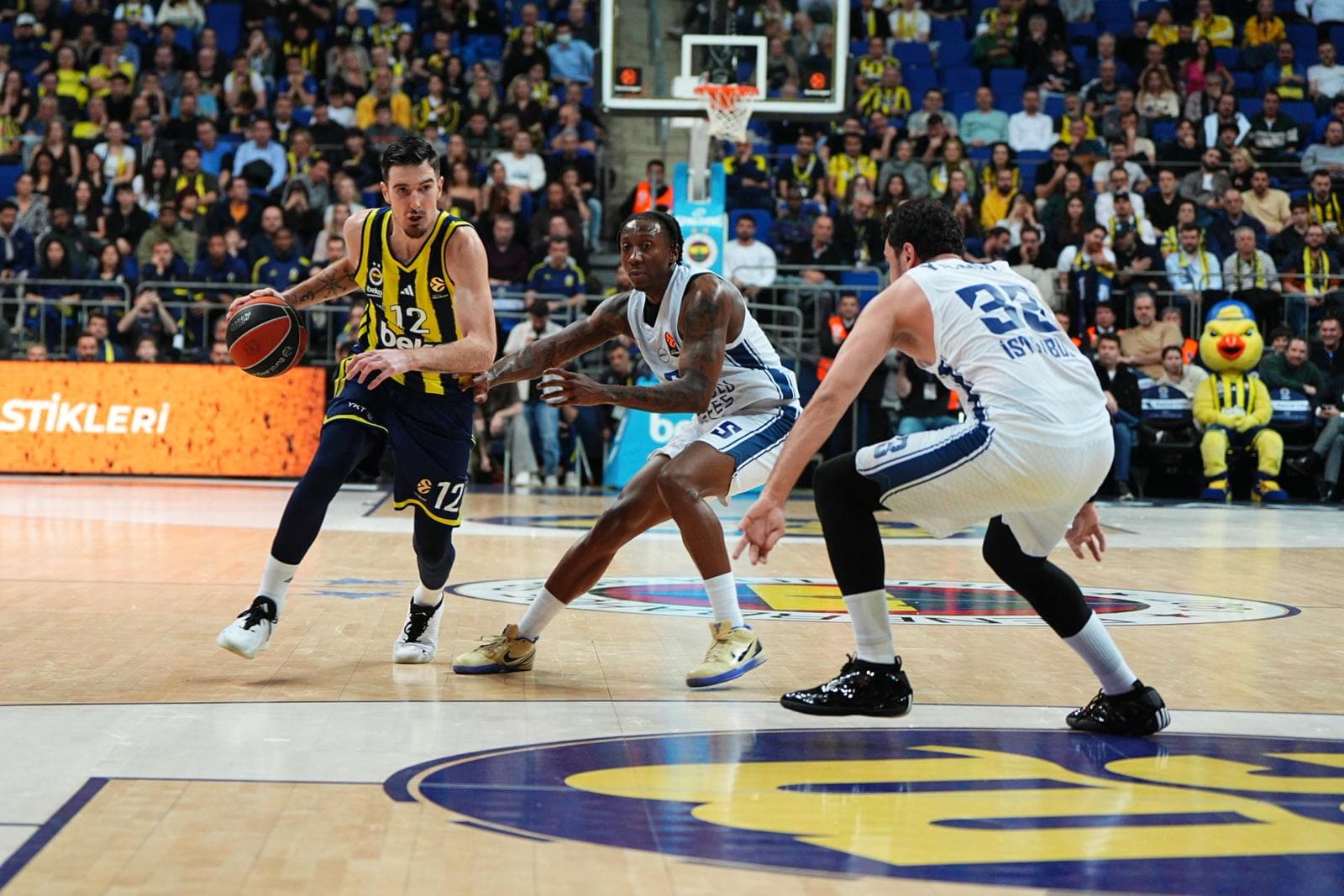Nando De Colo, le maître du derby stambouliote : le Fenerbahçe enfonce un Anadolu Efes à la dérive