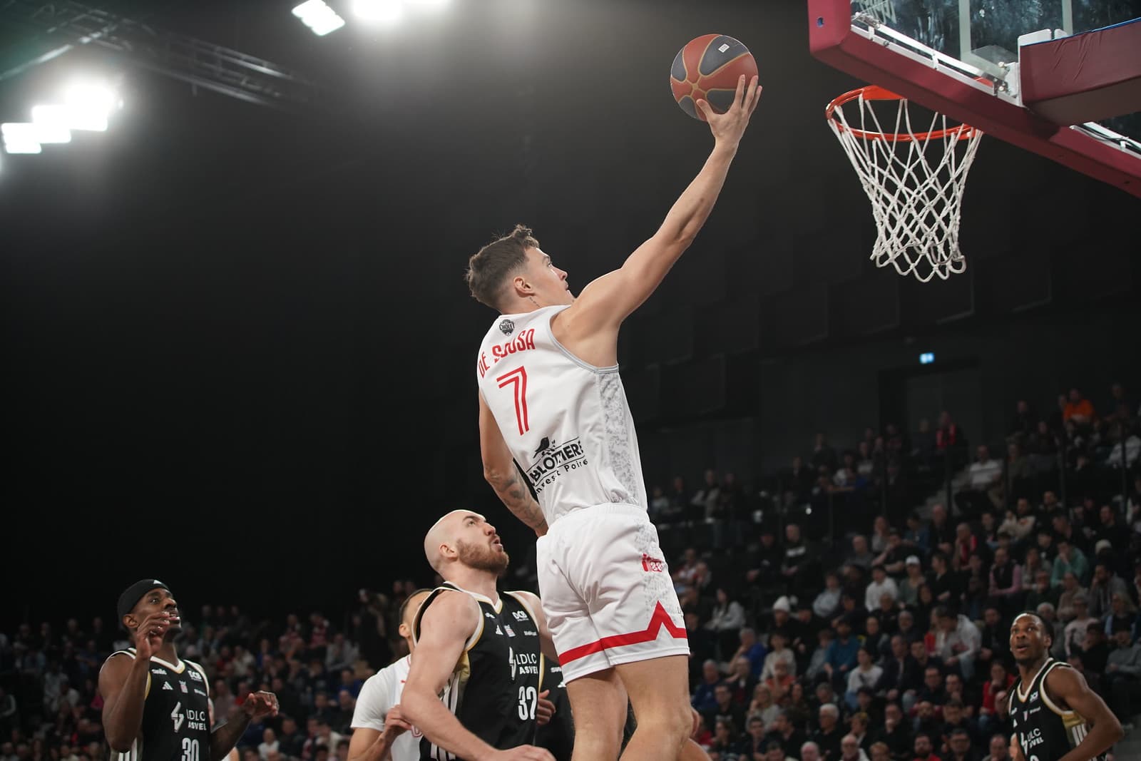« On sait qu’on est capables de tout » : Nathan De Sousa savoure la remontée de Cholet face à l’ASVEL