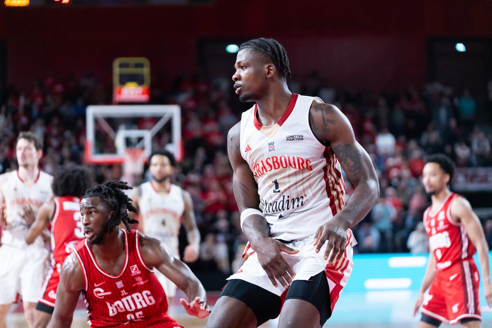 Nelly Jr Joseph dans un cercle très fermé des intérieurs en Betclic ELITE