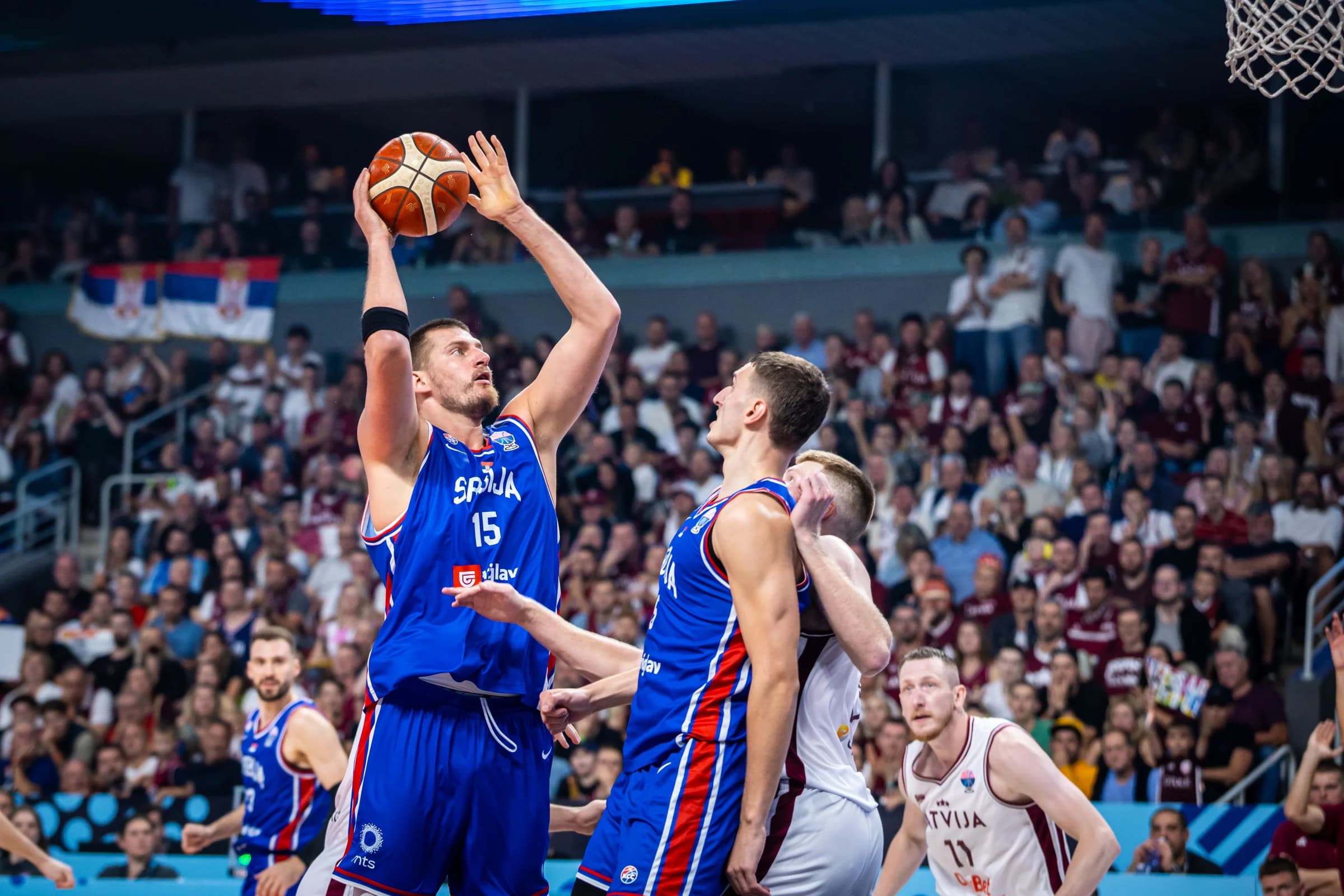 Jokic établit un record personnel et qualifie la Serbie pour les huitièmes de finale