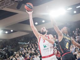 Nikola Mirotic, ici face à son nouveau coéquipier Jaron Blossongame en 2024, va retrouver son ancien club de Milan