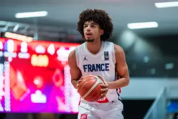 Noa Kouakou-Heugue ici avec l'équipe de France U19 reste en Australie