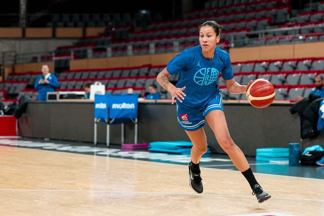 Noémie Brochant, touchée au mollet, quitte le groupe France