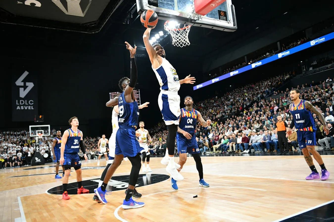Période d’essai validée pour Amine Noua, prolongé jusqu’à la fin de la saison avec Fenerbahçe